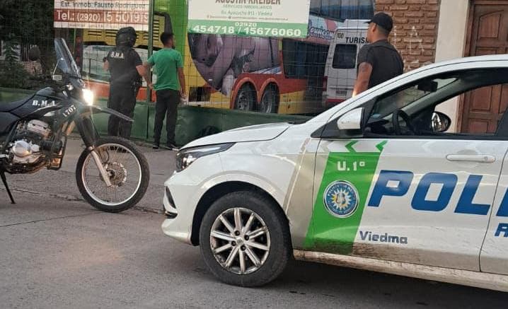 Estaba robando mercadería de un comercio en Viedma y lo detuvieron