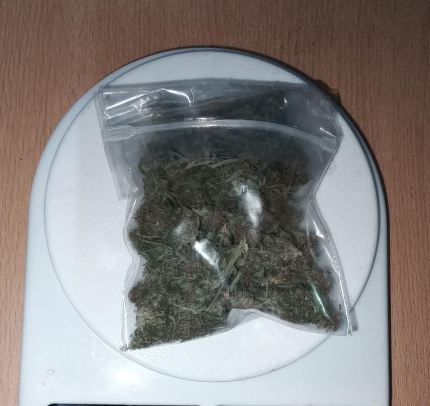 Luego de una persecución la policía le secuestró marihuana a dos jóvenes en Viedma