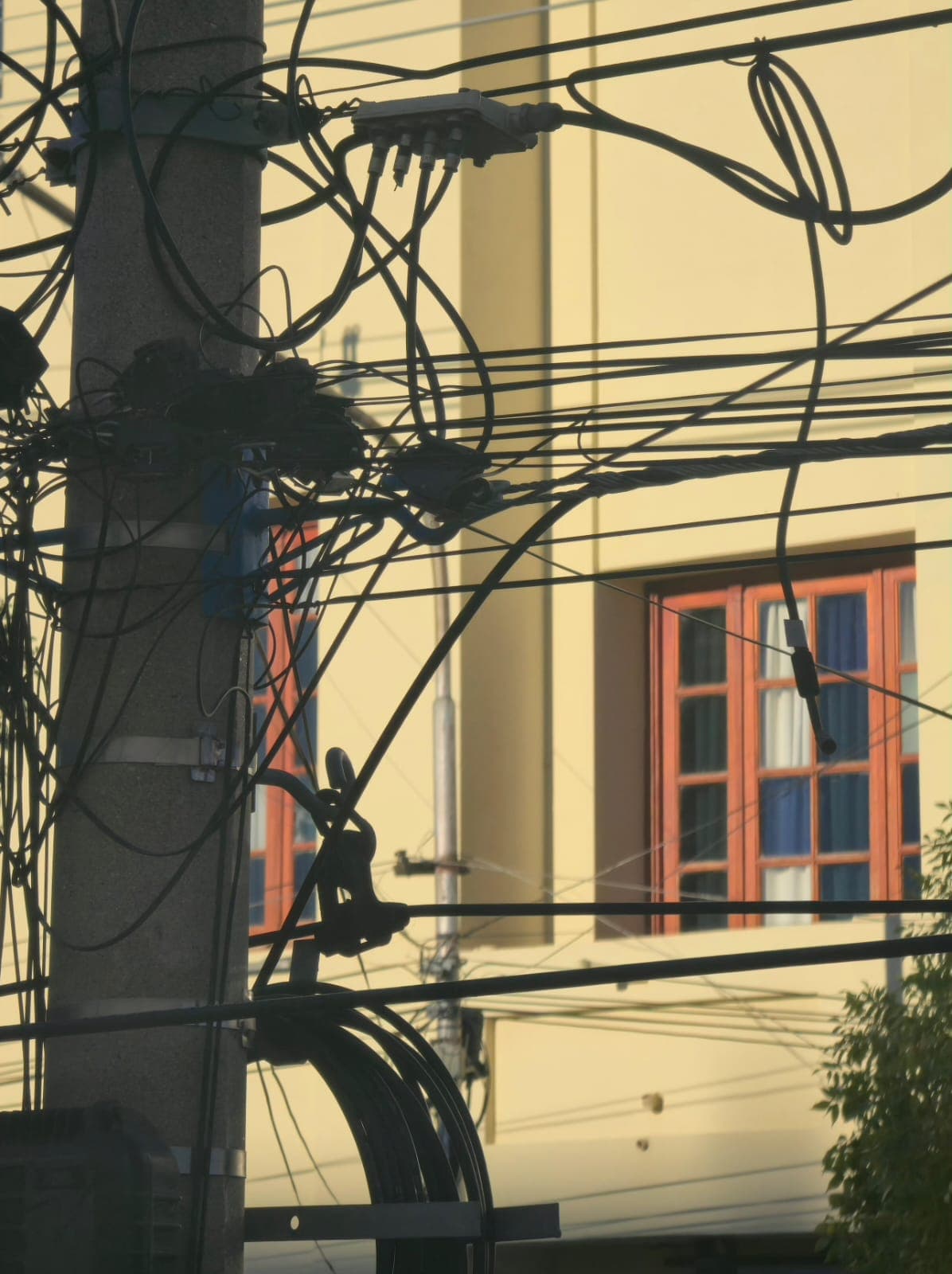 Le solicitan al municipio de Viedma que ordene el cableado aéreo