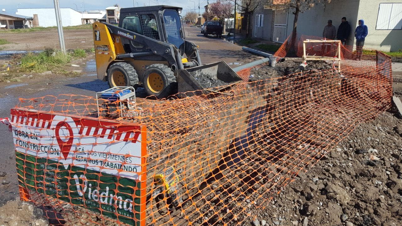 La municipalidad denunció que una cámara de desagües pluviales estaba tapada con asfalto en el barrio Castello