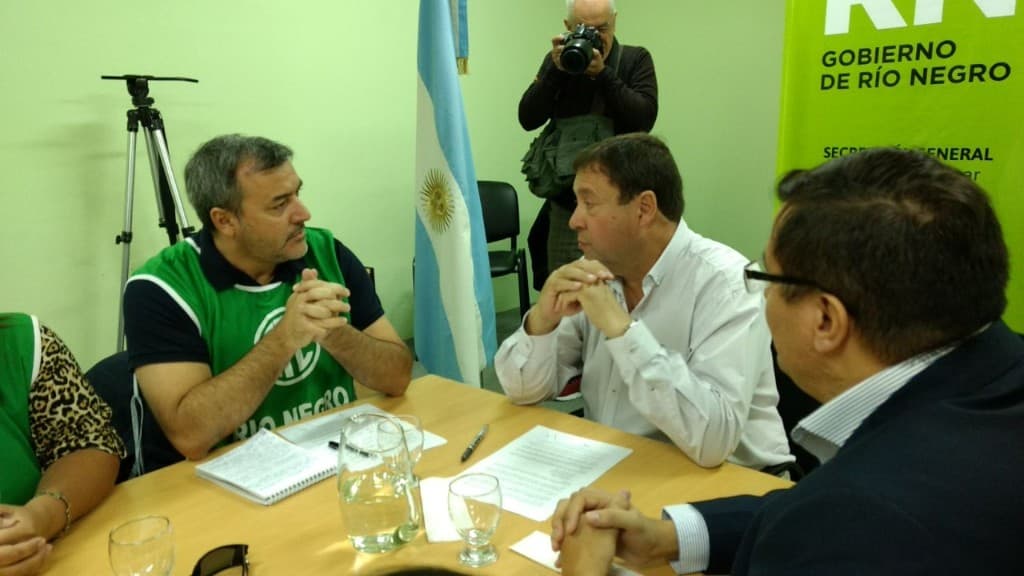 El aumento salarial comienza a discutirse entre Weretilneck y ATE