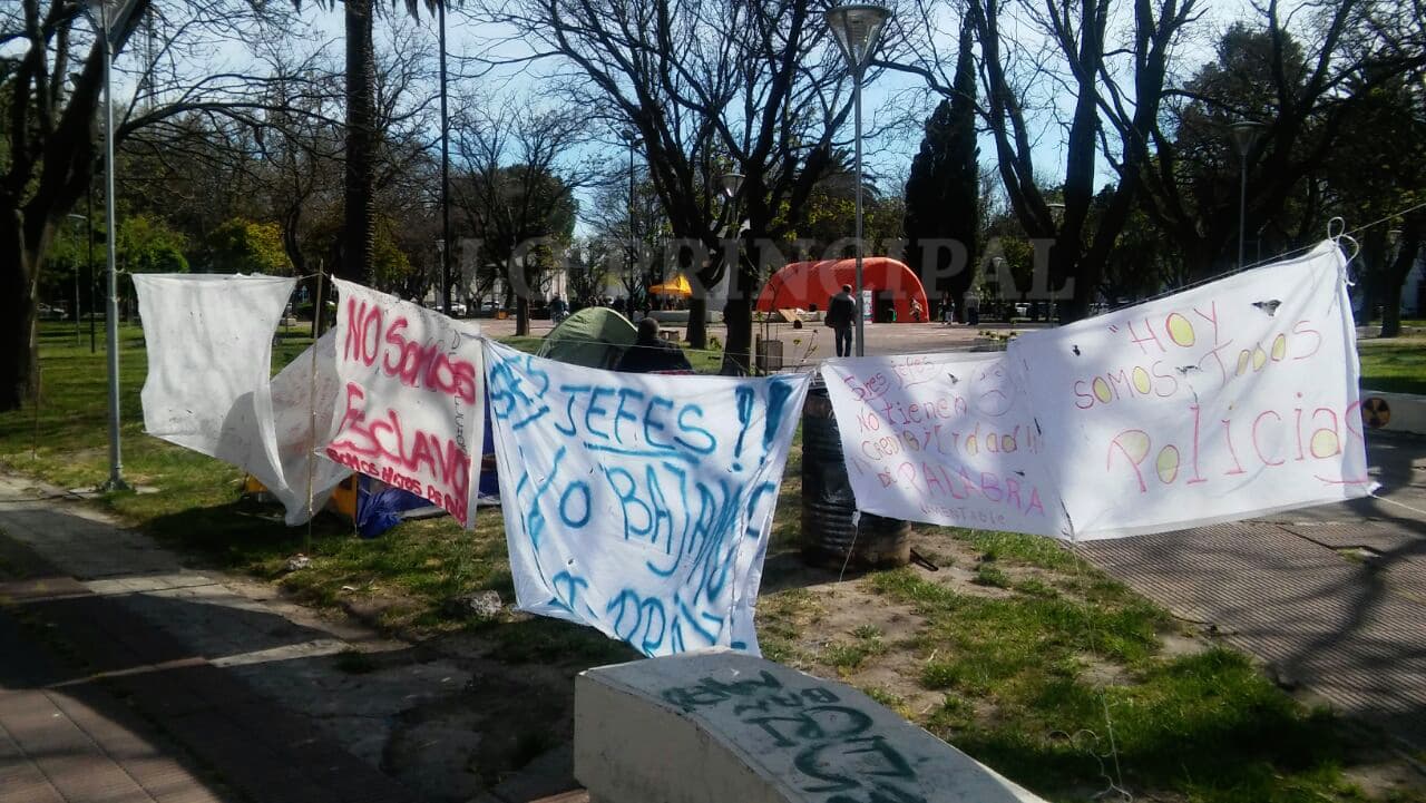 Familias de policías acampan frente de la Casa de Gobierno