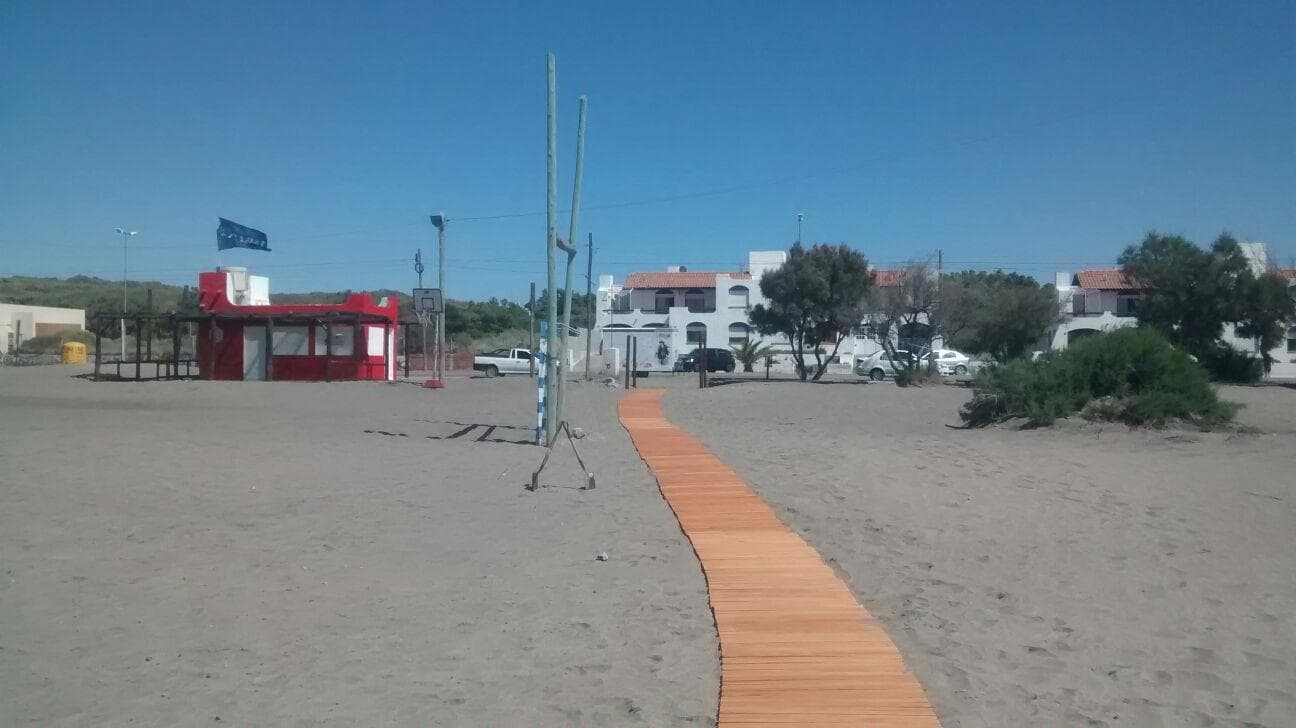 Colocaron pasarelas de madera para permitir el ingreso a las sillas anfibias para personas con discapacidad