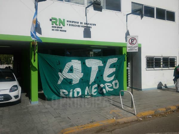 ATE tomó el Ministerio de Educación en Viedma, busca respuestas y piden una reunión con Mónica Silva