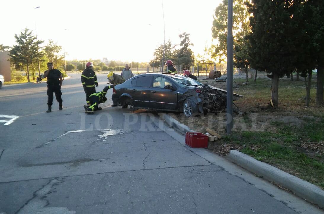 Fuerte choque de un auto que corría una picada en la Costanera