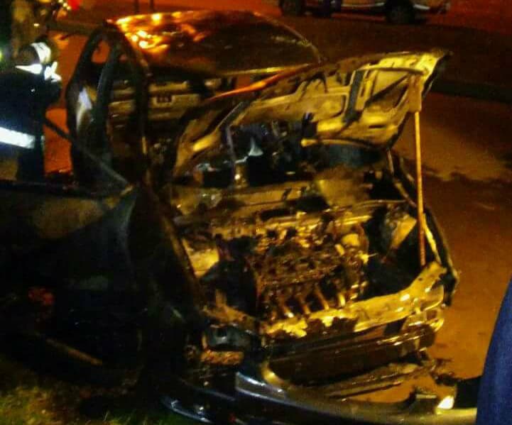 Picada en plena Costanera de Viedma terminó con un auto incendiado