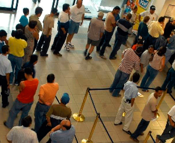 “Se debe terminar de una vez por todas la extensa espera en los bancos”