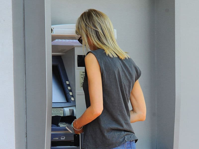 Continúa el pago de haberes de los empledos públicos