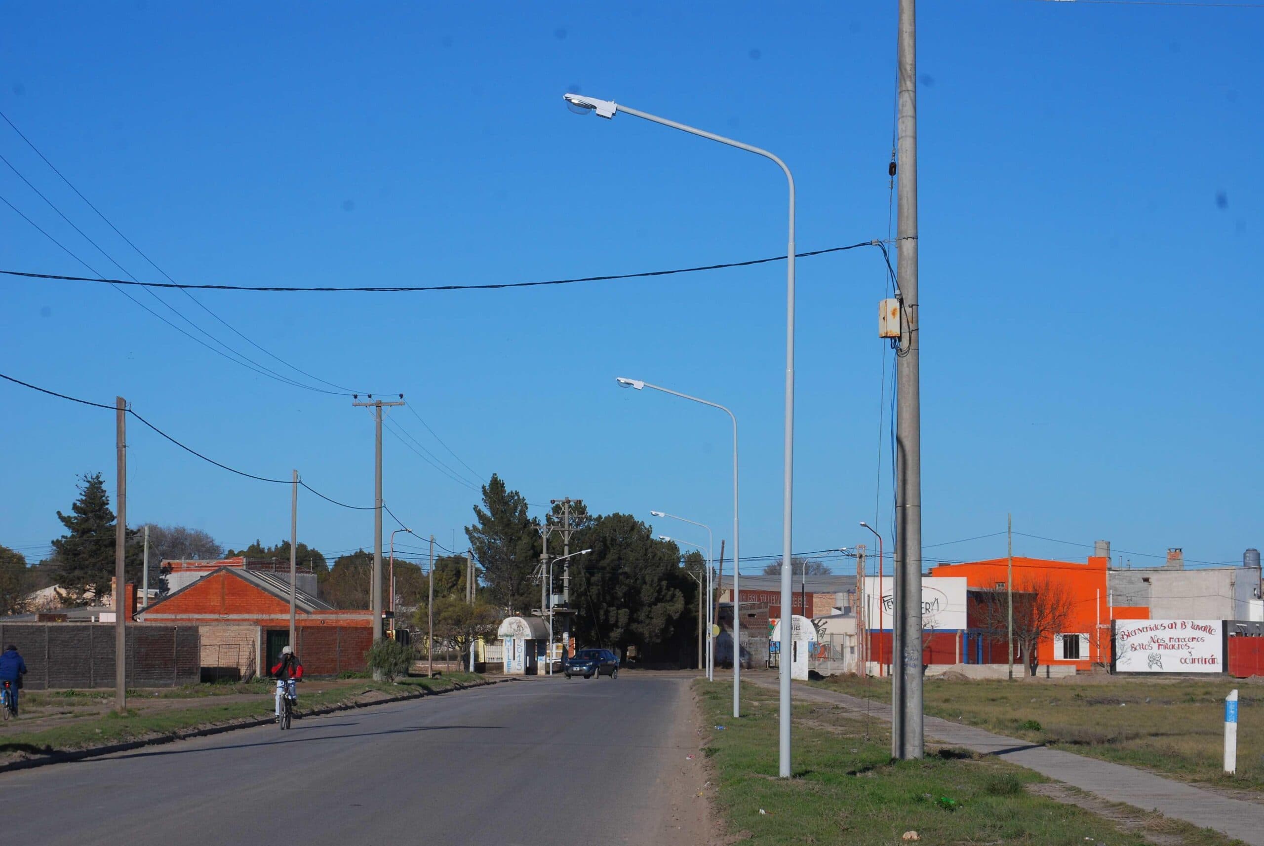 Continúan iluminando la calle N° 20 de la capital que rodea el barrio Lavalle, Mi Bandera y 30 de Marzo