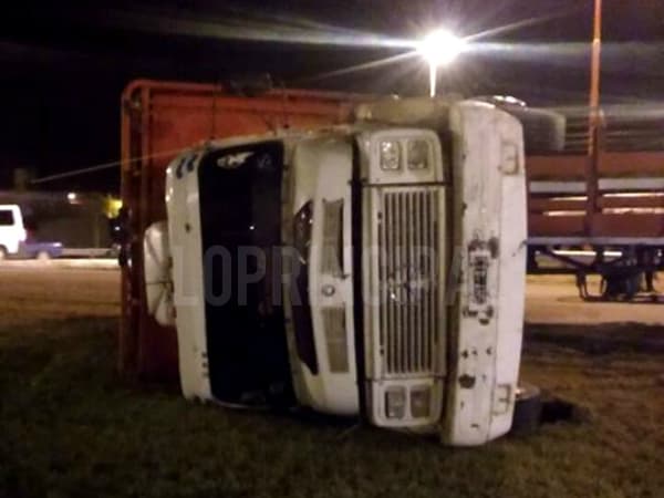 Volcó un camión con acoplado sobre la rotonda Pedro Pérez por haber perdido el control del mismo