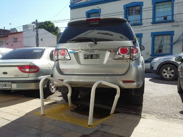 Los vehículos que estén mal estacionados en Viedma serán sacados con una grúa próximamente