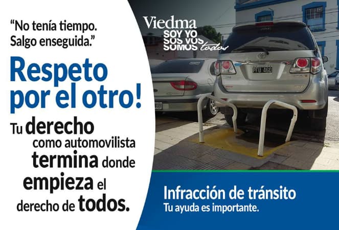 La camioneta del ministro Di Giácomo estacionada en una rampa de discapacitados por negligencia de su chofer