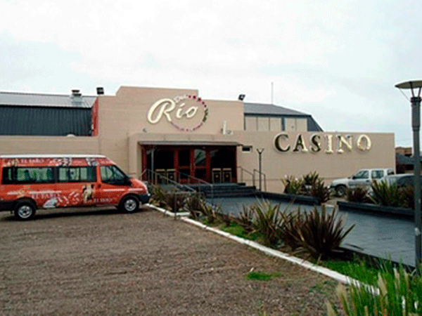 El Casino deberá pagarle más de 3 millones de pesos a una persona que se cayó en unas escaleras por tener las alfombras rotas