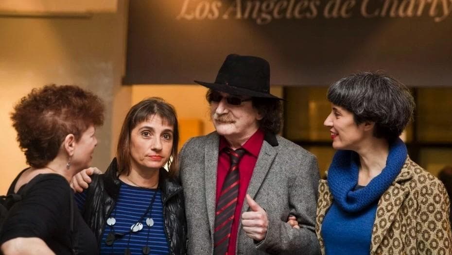 La muestra fotográfica «Los Ángeles de Charly» visita Viedma en el Camión Cultural