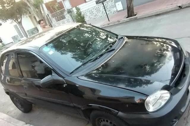 Le chocaron el auto en la puerta de su casa y la aseguradora la culpó por estacionar muy lejos del cordón