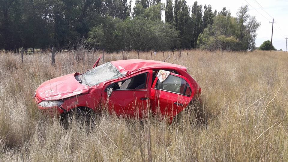 Un auto con cuatro ocupantes volcó sobre la Ruta Nacional N° 3, no hay victimas fatales