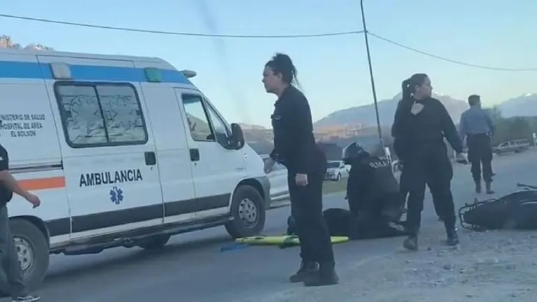 Una policía en moto chocó un patrullero cuando iban a intervenir en una pelea a cuchillazos