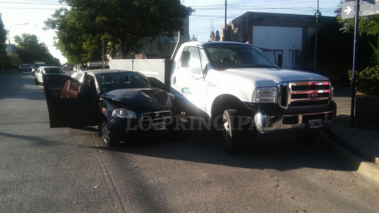 Fuerte choque entre un camión municipal y un auto
