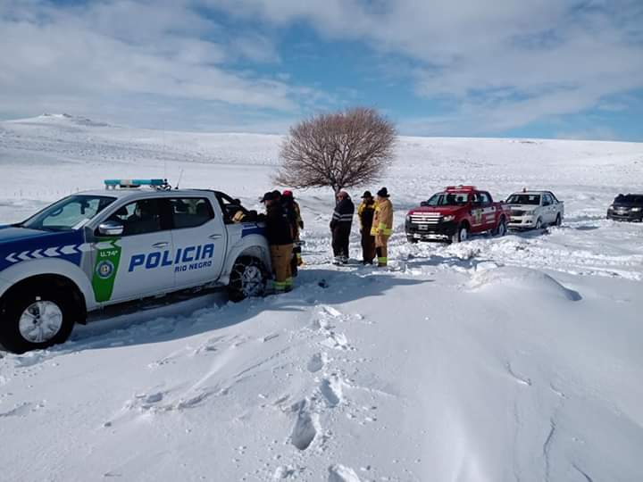 Policía rescataron a cuatro personas aisladas en un campo cerca de Comallo