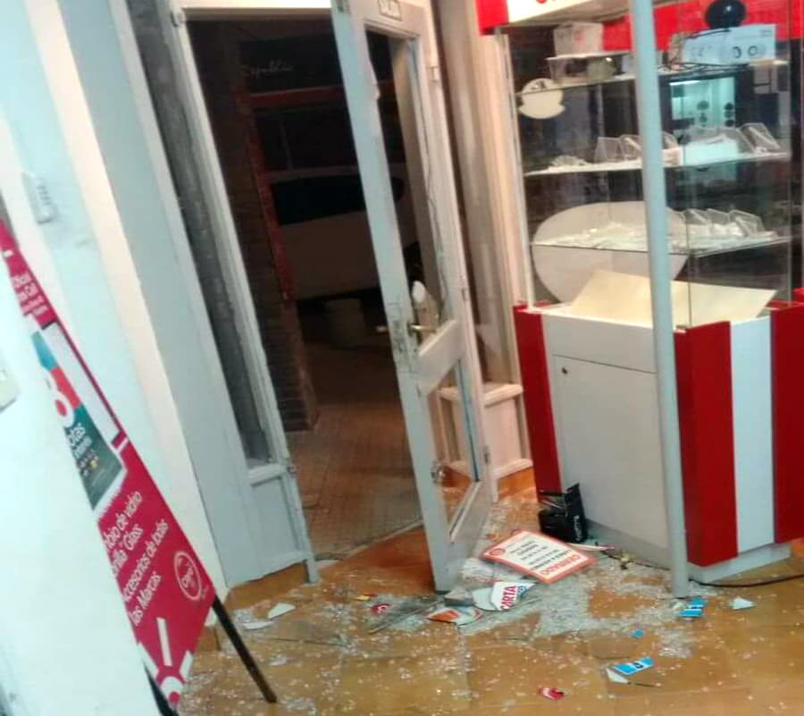 Los locales de telefonía celular fueron el botín de los delincuentes durante estos días en la Comarca