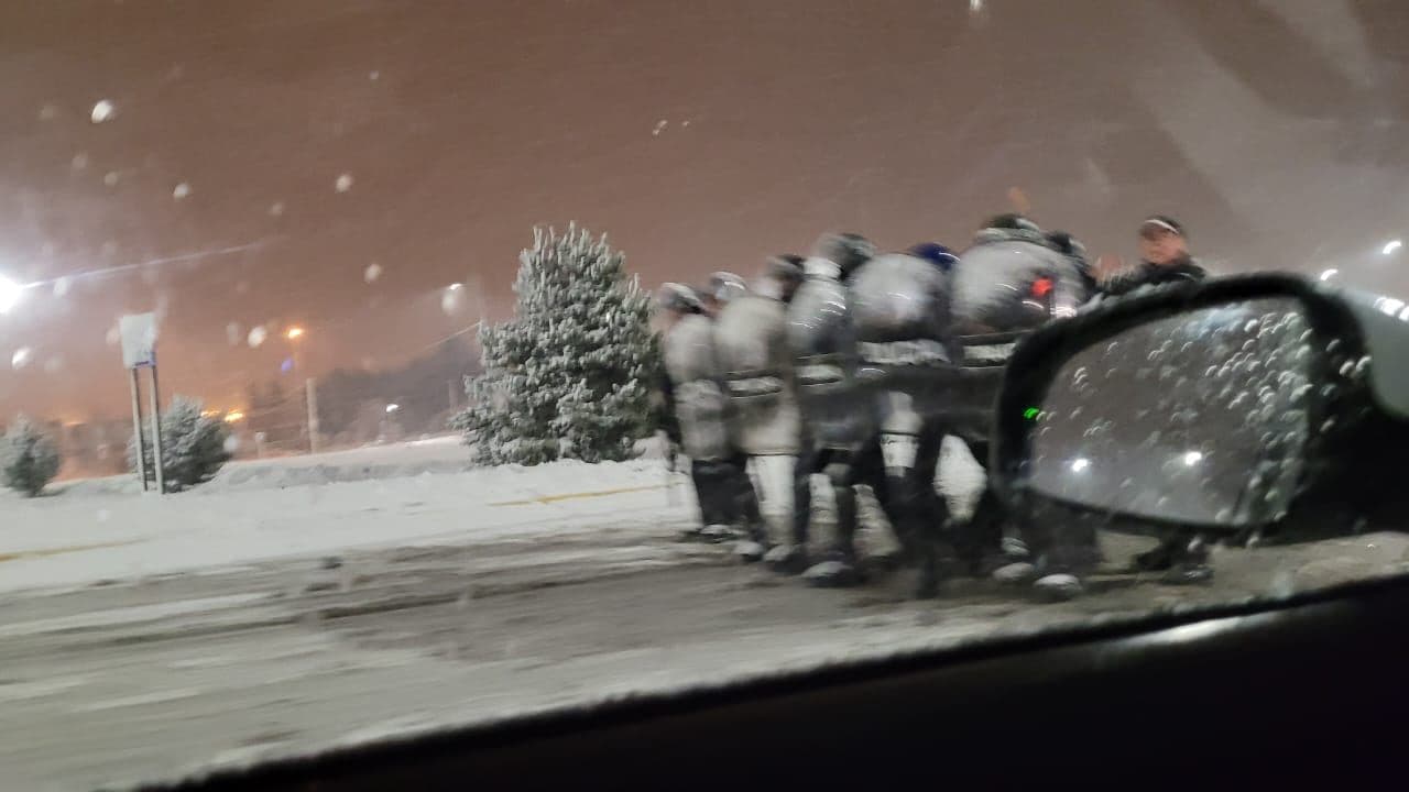 Intentaron saquear el Diarco en Bariloche, la policías pudo sacar a los grupos organizados