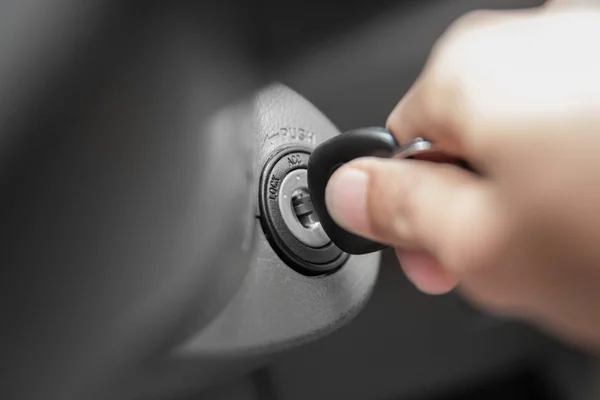 Deberán indemnizar a una mujer que compró un auto 0 km y en su primer viaje quedó varada en la ruta