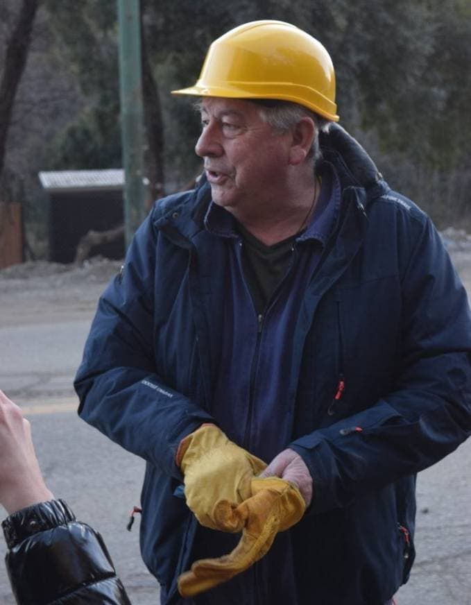 El Intendente de Bariloche salió a podar árboles con los trabajadores municipales