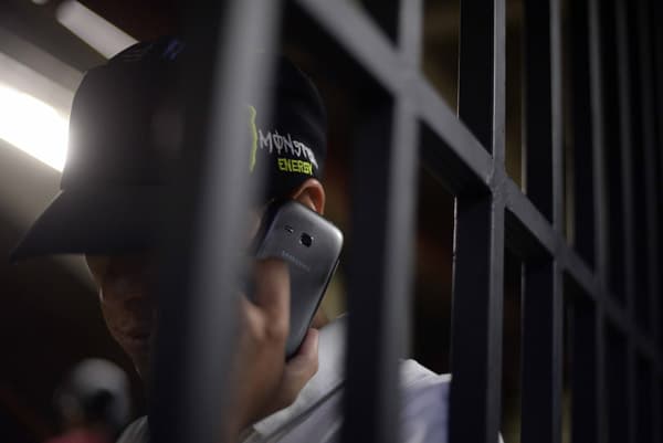 Proponen restringir el uso de teléfonos celulares, internet y redes sociales dentro de las cárceles