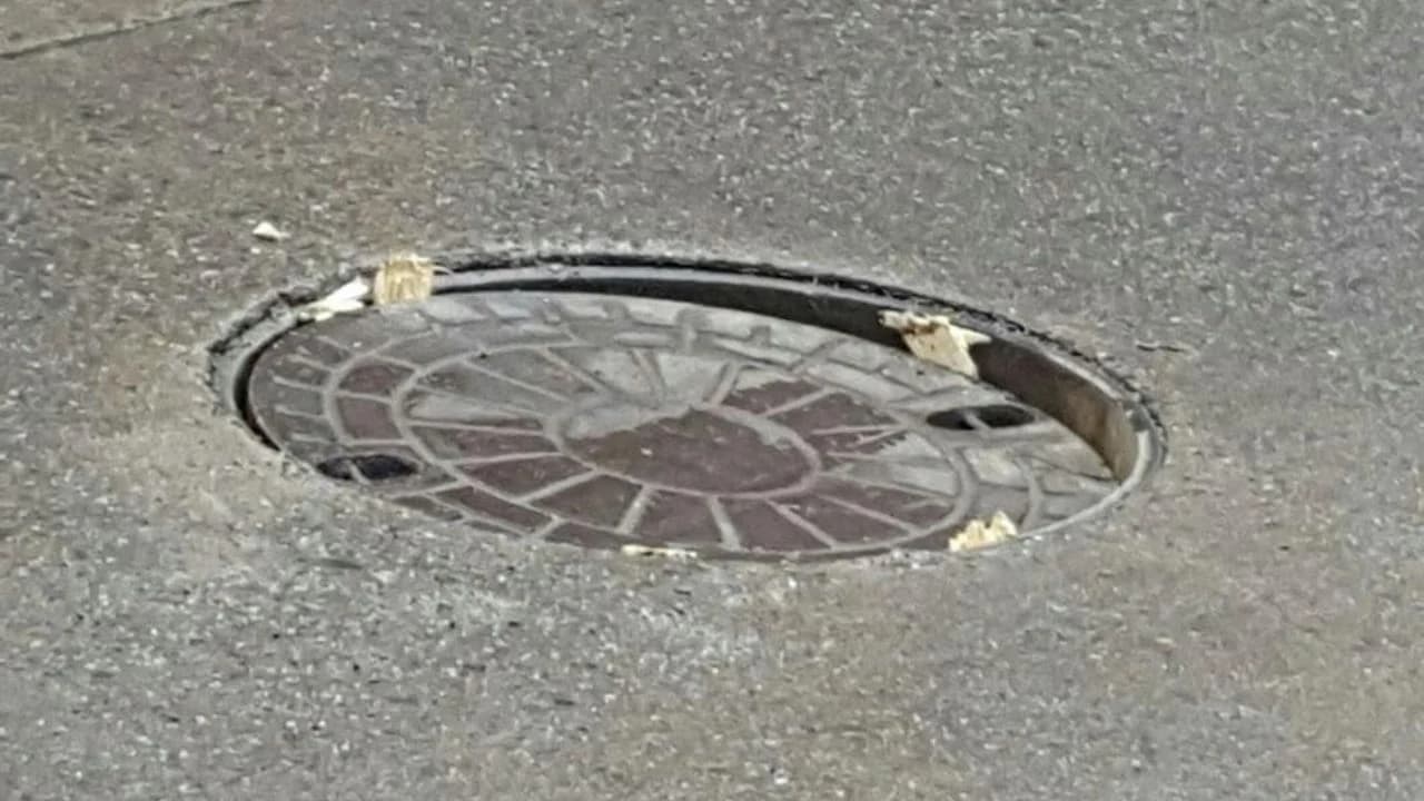 Cerca de un millón de pesos podría pagar ARSA a un conductor que rompió su auto con una tapa de cloaca