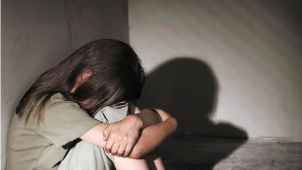 Lo acusan de haber violado a su hija y a la hija de su pareja