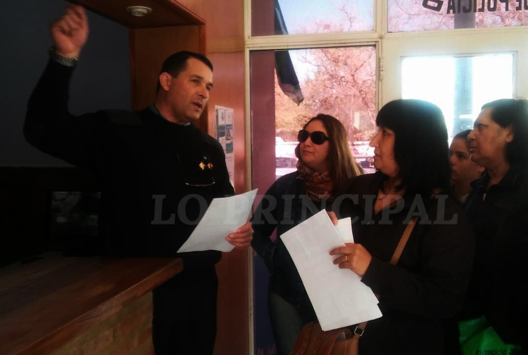 Familiares de policías entregaron petitorio al gobernador y a la Jefatura de Río Negro