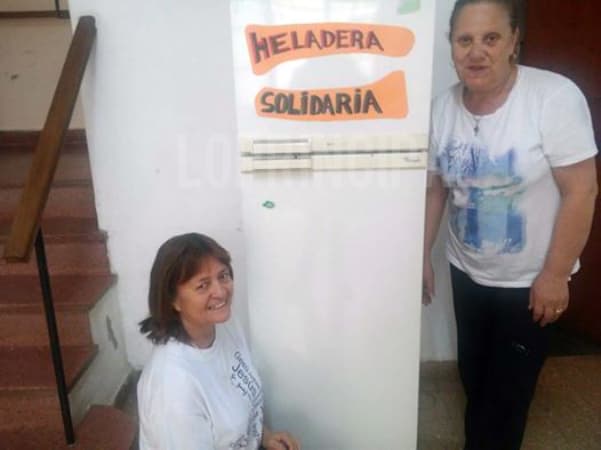 La «Heladera Solidaria» funciona en la Catedral de Viedma para alimentar a las personas de la calle