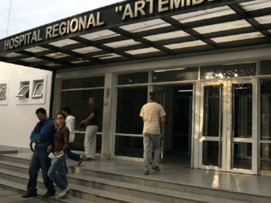 Con el cuchillo clavado en la cintura llegó al hospital, lo apuñaló su hermano
