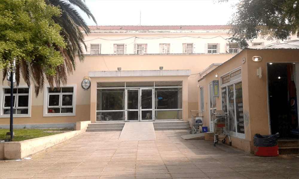 En la guardia del hospital no alcanza un policía para custodiar el lugar