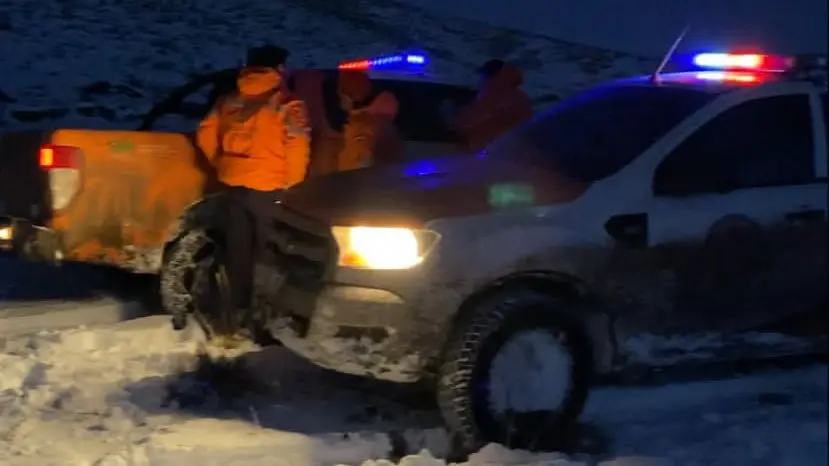 Trabajan en el rescate de un grupo de puesteros que están aislados por la nieve en cercanías de Ñorquinco