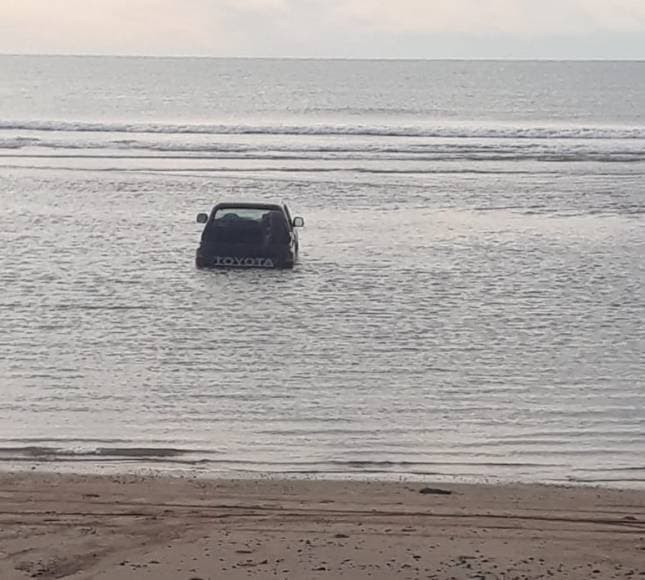 Una camioneta quedó rodeada por el agua en El Cóndor