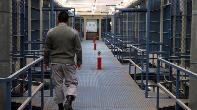 Agente del Servicio Penitenciario Provincial golpeó a un joven que habría robado un celular a un familiar