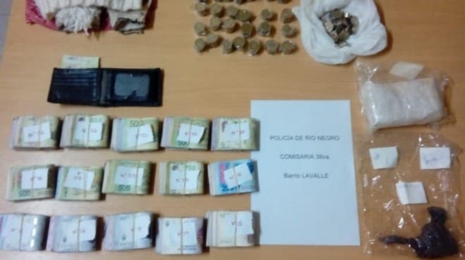 Más de medio kilo de cocaína, dinero y armas secuestró la policía en varios allanamientos