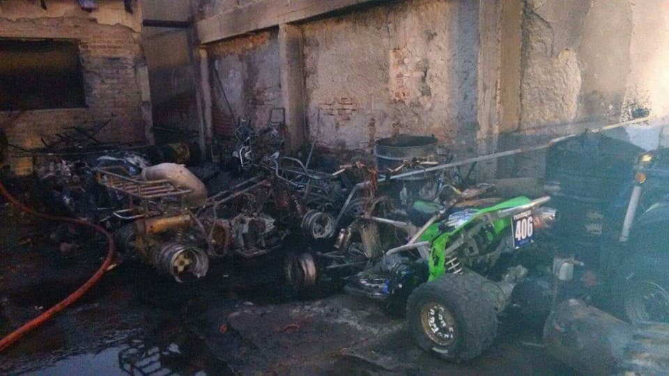 Se incendió un taller de motos y parte de una vivienda en Carmen de Patagones
