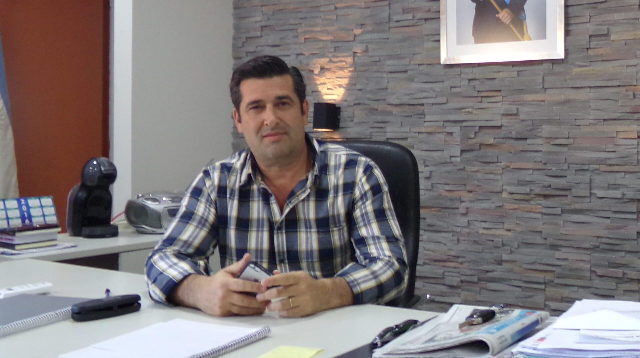 Denuncian por incompatibilidad de funciones a Nelson Iribarren