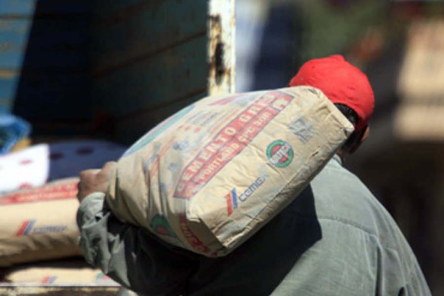 Un trabajar que cargaba bolsas de cemento en un hiper de construcción de Viedma deberá ser indemnizado