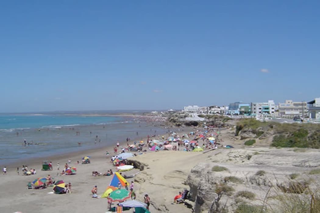 Estaban en la playa y una chapa impactó sobre ellos, serán indemnizados