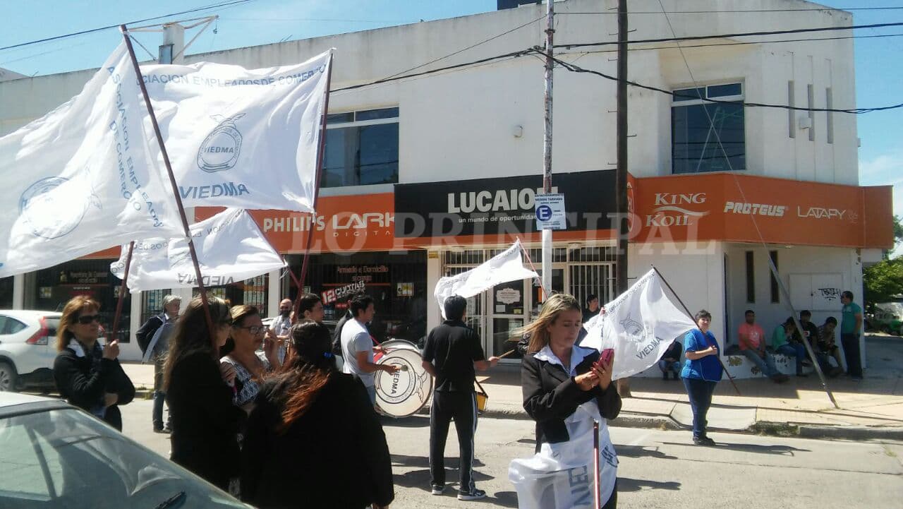 En contra de los despidos en Lucaioli y Saturno trabajadores se manifiestan afuera de los comercios