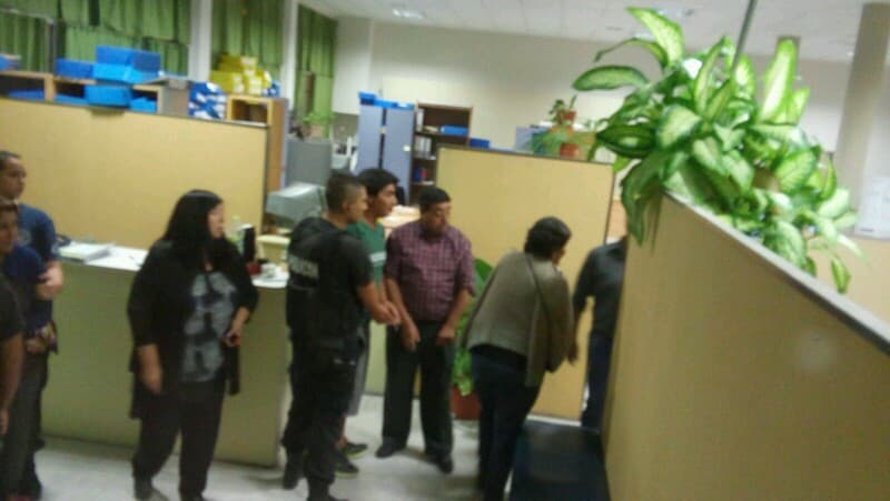 Mapuches tomaron la Dirección de Tierras por usurpación de un terreno y fueron detenidos por la Policía