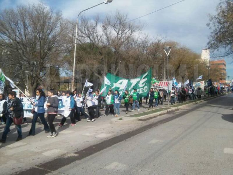 Hay paro de varios gremios y movilización en todo Río Negro contra el presupuesto Nacional