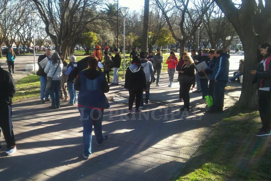 Vecinos de Viedma se manifestaron en rechazo a la instalación de la planta nuclear