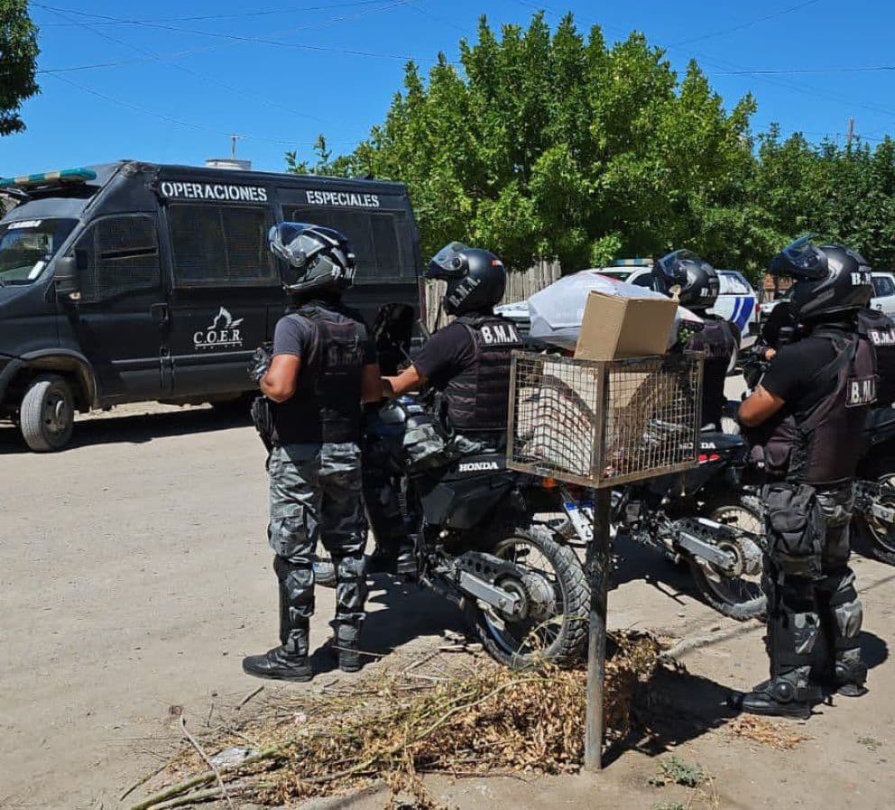 La policía detuvo a tres hombres con drogas y armas vinculados posiblemente con el crimen del barrio mi Bandera