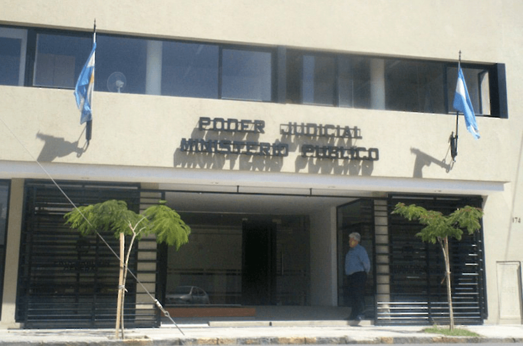 Fiscal pide la detención de un joven acusado de balear a dos menores