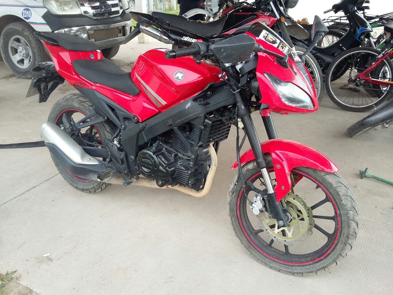 Corría a la par con una moto robada 200cc y fue detenido
