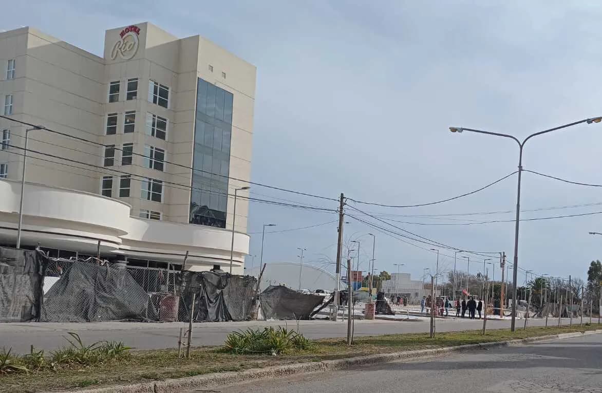 Un obrero se cayó en una canaleta de la obra del Hotel Casino de Viedma se lesionó y lo indemnizarán